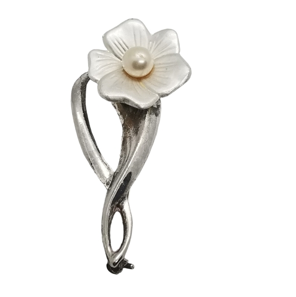 VINTAGE SILVERPLATED & WHITE PETAL FLOWER WITH FAUX PEARL PIN - Picture 1 of 3